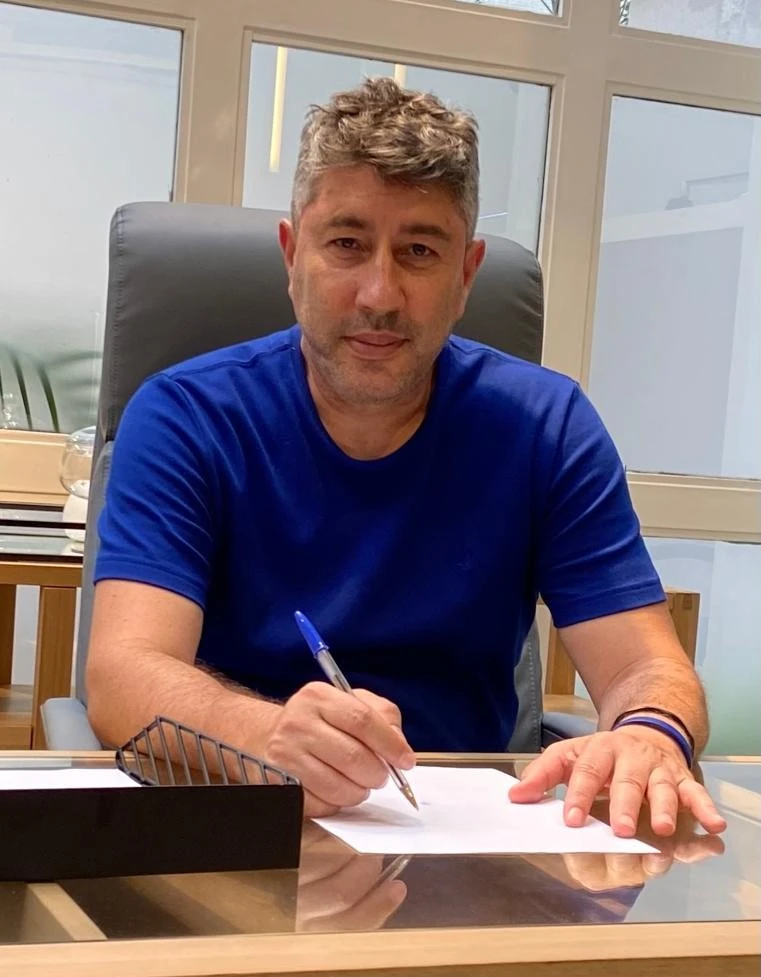 Claudir J. Corrêa escrevendo em sua mesa de trabalho